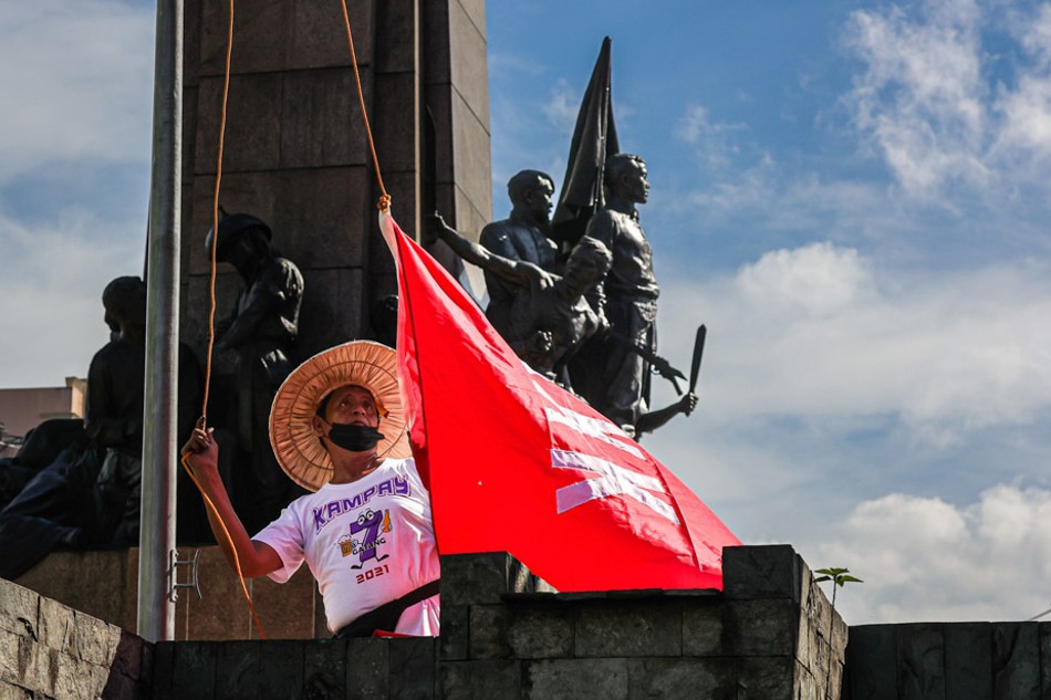 Raising the flag at Bonifacio Monument