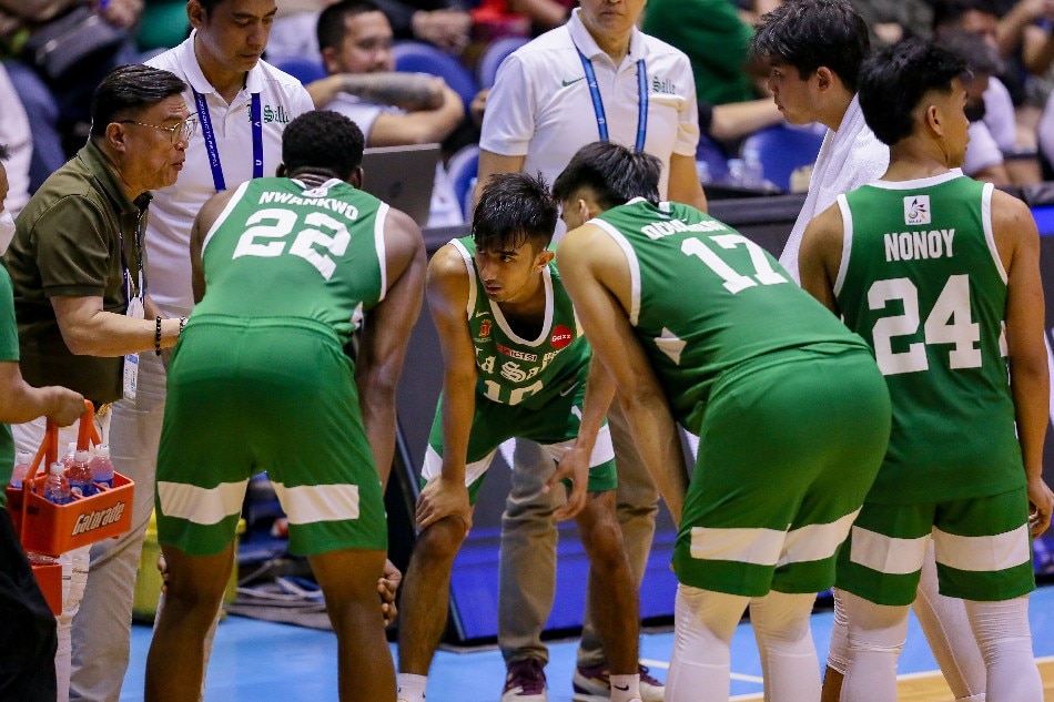 The La Salle Green Archers huddle up during their match against the Ateneo Blue Eagles in the University Athletic Association of the Philippines (UAAP) Season 85 men’s basketball tournament held at the Araneta Coliseum in Quezon City on November 5, 2022. George Calvelo, ABS-CBN News