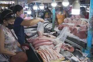 Ban sa salmon, pampano sa mga palengke, supermarket, ipagpapaliban