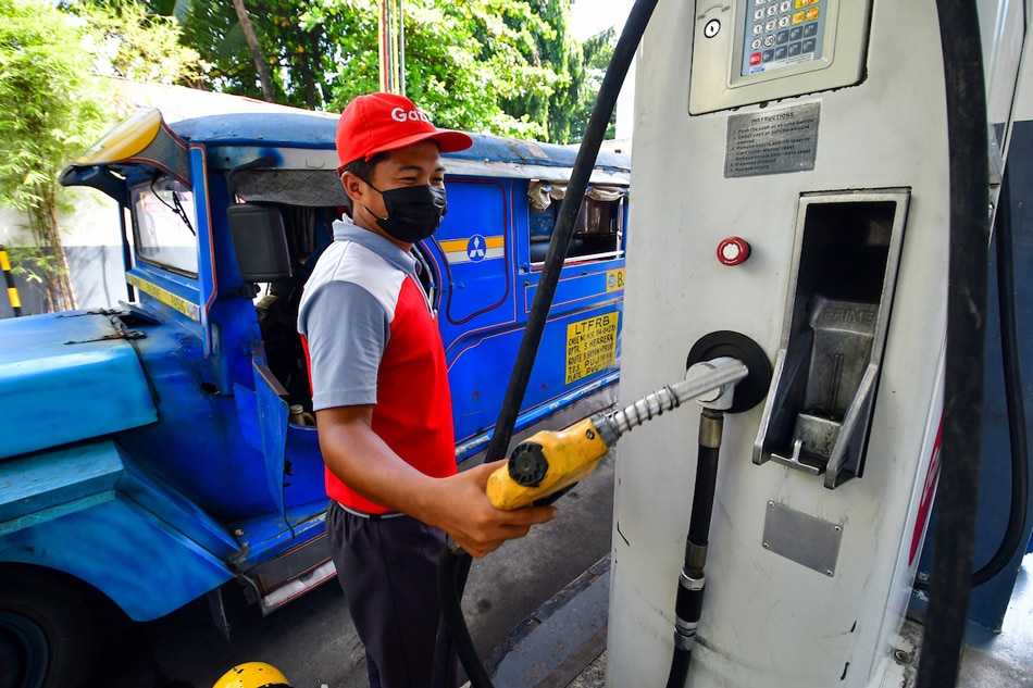 Motorists queue for fuel at a gas station in Pasig City on October 10, 2022. Mark Demayo, ABS-CBN News