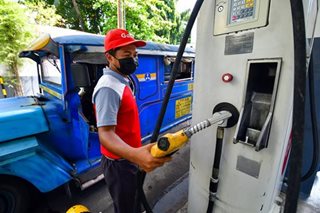 Fuel surcharge para sa mga tsuper patuloy na sinusulong