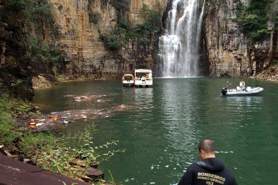 This handout picture released by Minas Gerais Fire Department shows firefighters during a rescue operation after a wall of rock broke from a cliff falling onto several tourist boats, leaving at least six people dead and another 20 still missing, at the canyons of Furnas Lake, city of Capitolio, Minas Gerais state, Brazil, on January 8, 2022. Handout / Minas Gerais Fire Department / AFP