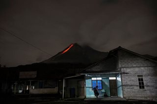 Hundreds flee as Indonesian volcano erupts