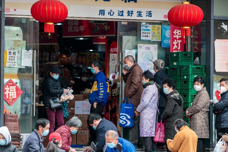 People wait in line to get in to the grocery store, in Shanghai, China, March 28, 2022. Alex Plavevski, EPA-EFE