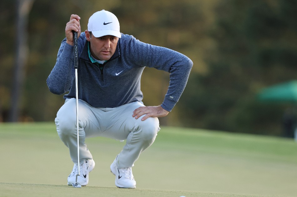 Scottie Scheffler of the US lines up his putt on the eighteenth hole during the third round of the 2022 Masters Tournament at the Augusta National Golf Club in Augusta, Georgia, USA, 09 April 2022. Justin Lane, EPA
