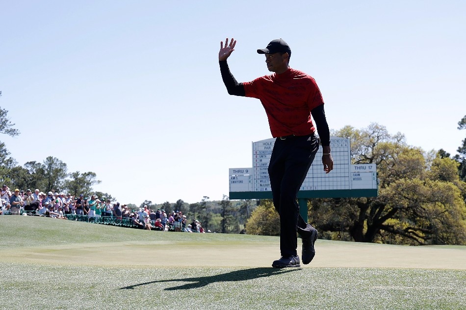 Tiger Woods of the US waves to the gallery as he walks off the eighteenth hole during the final round of the 2022 Masters Tournament at the Augusta National Golf Club in Augusta, Georgia, USA, 10 April 2022. Justin Lane, EPA-EFE