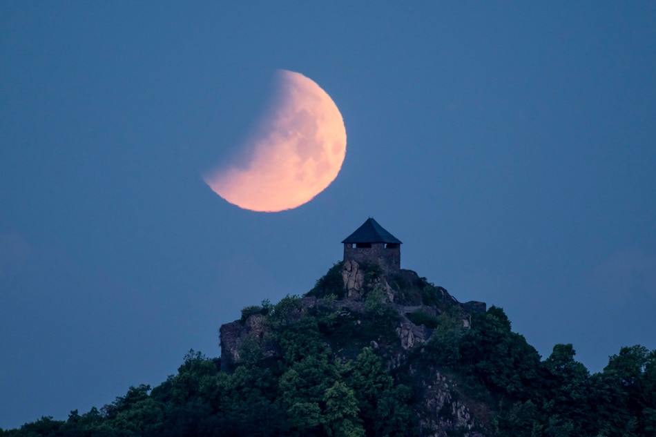 Total lunar eclipse over Salgo Castle