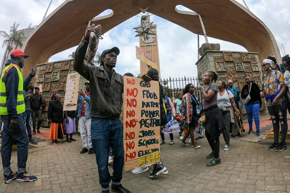 Kenyan activists shout slogans and hold placards during a People’s March against the high cost of living outside the Parliament building in Nairobi, Kenya, 17 May 2022. The march is aimed at drawing the attention of the government towards the high cost of living and calling for drastic measures to lower food prices and bring down the prices of basic commodities. Daniel Irungu, EPA-EFE