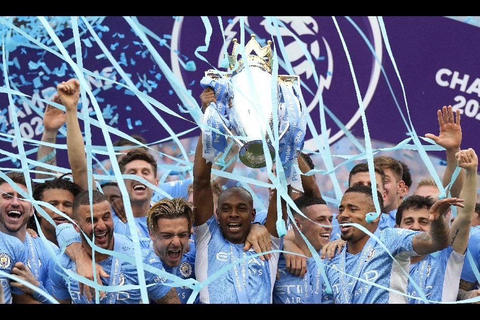 Fernandinho (C) of Manchester City lifts the trophy as his teammates celebrate after winning the English Premier League title following the English Premier League soccer match between Manchester City and Aston Villa in Manchester, Britain, 22 May 2022. Andrew Yates, EPA-EFE