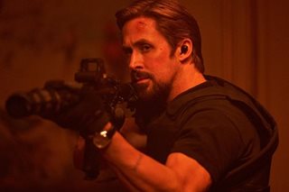 Ryan Gosling vs Chris Evans in 'The Gray Man' trailer