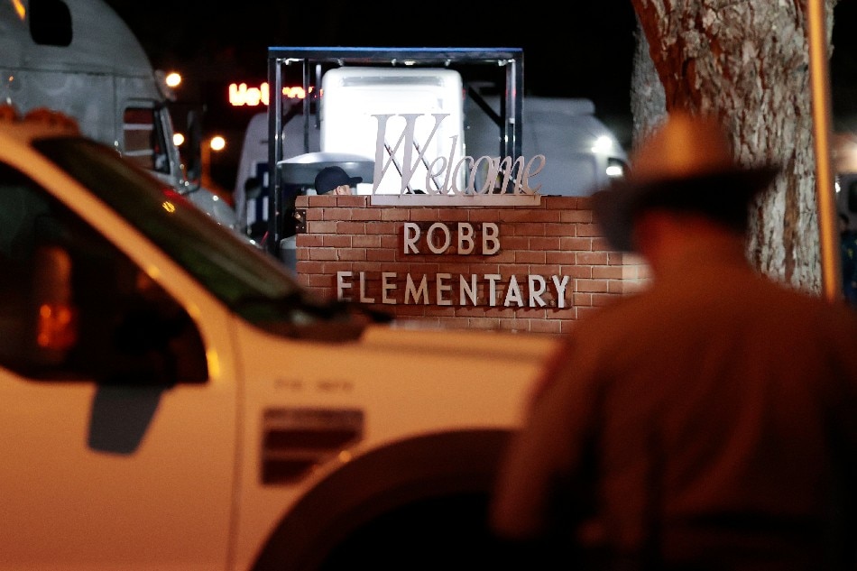 Police and investigators continue to work at the scene of a mass shooting at the Robb Elementary School in Uvalde, Texas, USA, May 24, 2022. Aaron Sprecher, EPA-EFE