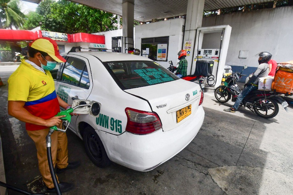 Motorists queue for fuel at a gas station in Quezon City on April 19, 2022, after another oil price hike. The price hike resumes after two weeks of rollback as the price of crude oil remains volatile in the world market. Mark Demayo, ABS-CBN News/File