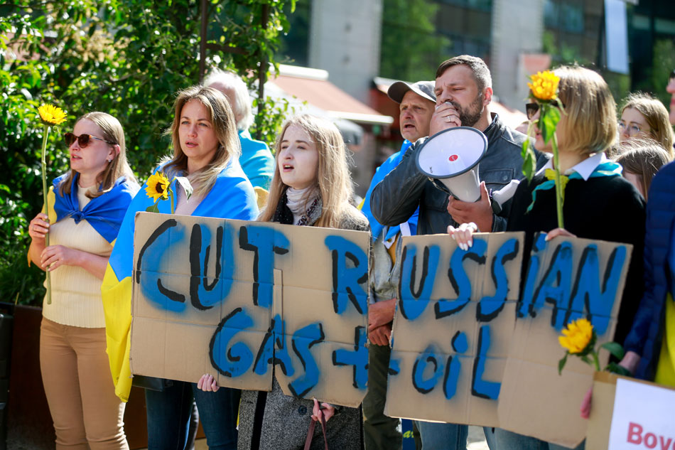 A group of Ukrainian protesters demonstrate in front of the European Council to demand a boycott of Russian oil, ahead of an extraordinary European Summit on Ukraine, in Brussels, Belgium, 30 May 2022. Stephanie Lecocq, EPA-EFE 