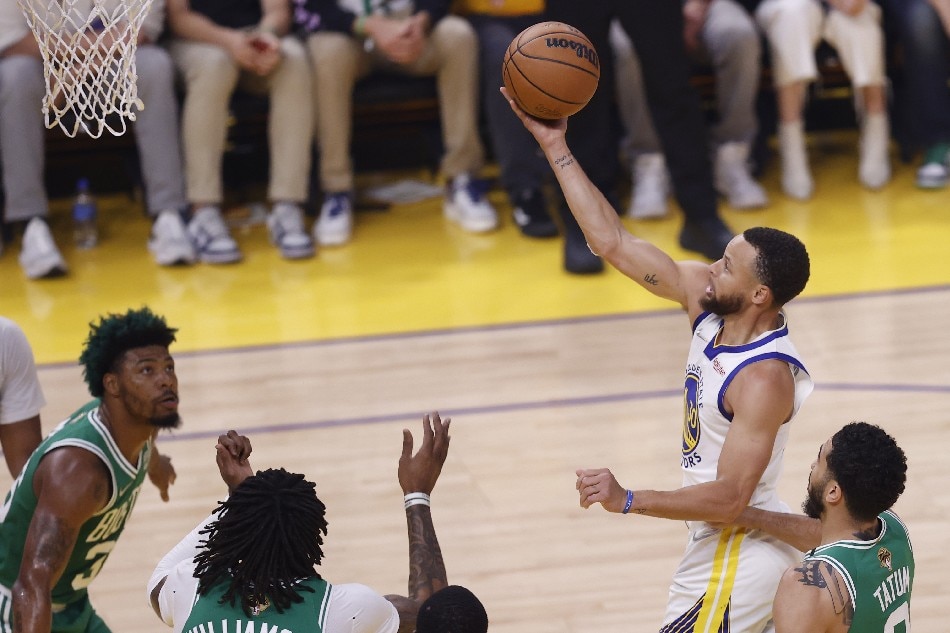 Golden State Warriors guard Stephen Curry shoots during the first quarter of Game 2 of NBA Finals series between the Golden State Warriors and the Boston Celtics at the Chase Center in San Francisco, California, USA, 05 June 2022. John Mabanglo, EPA-EFE