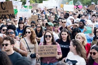 Mga protesta sumiklab sa US dahil sa ruling sa abortion rights