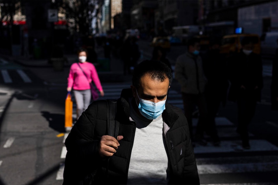 People wearing masks walk though the Midtown neighborhood of New York, February 10, 2022. Justin Lane, EPA-EFE/file