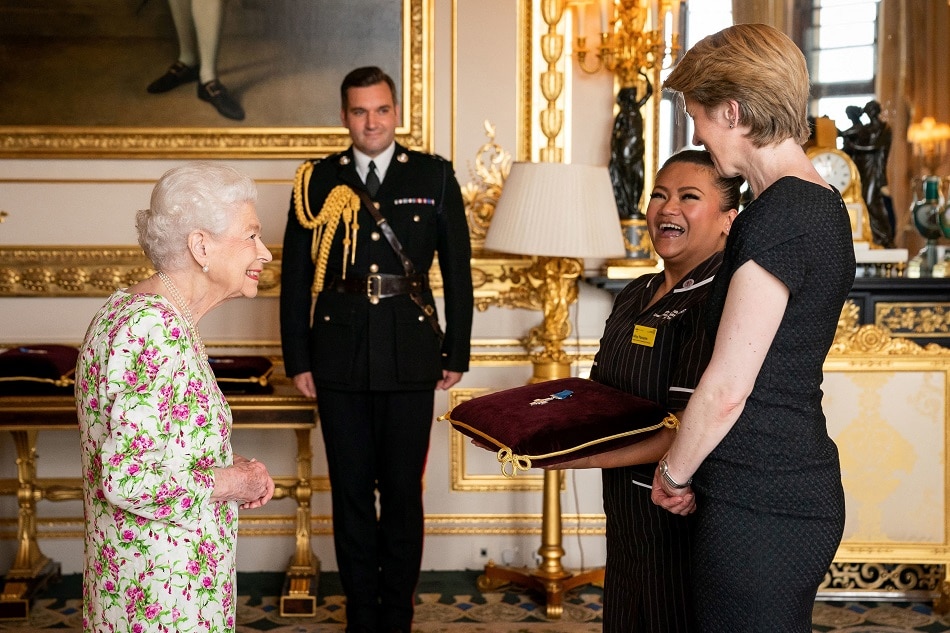 Queen gives UK’s health service top award 1