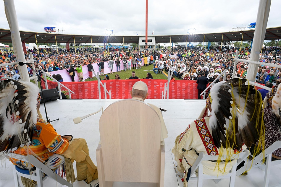 A handout picture provided by the Vatican Media shows Pope Francis meeting with indigenous people for a silent prayer at the Maskwacis cemetery, a town 100 kilometers south of Edmonton, Canada, 25 July 2022. The five-days visit is the first papal visit to Canada in 20 years. EPA-EFE/VATICAN MEDIA HANDOUT HANDOUT EDITORIAL USE ONLY/NO SALES
