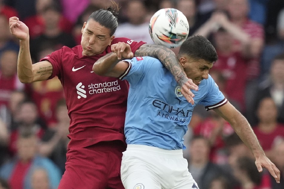 Liverpool's Darwin Nunez (L) in action against Manchester City's Rodri (R) during the FA Community Shield soccer match between Liverpool FC and Manchester City in Leicester, Britain, 30 July 2022. Andrew Yates, EPA-EFE