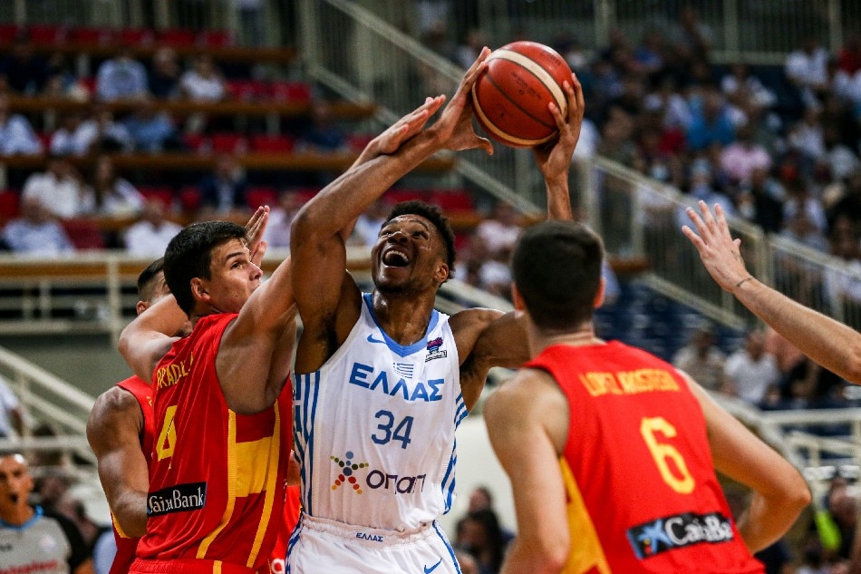 Greece’s player Giannis Antetokounmpo (C) in action against Spain’s Jaime Pradilla (L), during the friendly basketball match Greece va Spain, at the Olympic Indoor Stadium in Athens, Greece, 09 August 2022. Georgia Panagopoulou, EPA-EFE.