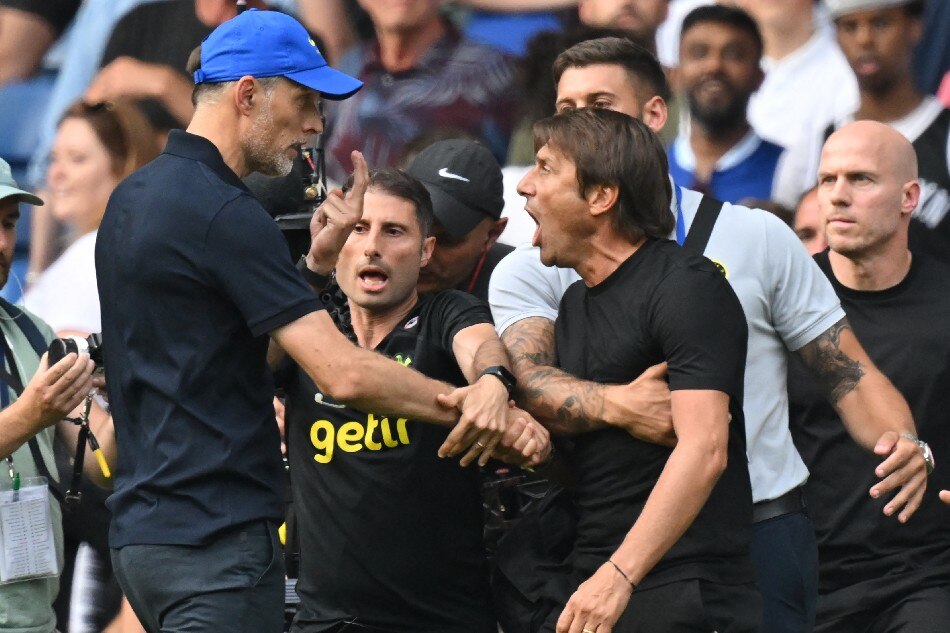 Tottenham Hotspur's Italian head coach Antonio Conte (R) and Chelsea's German head coach Thomas Tuchel (L) shake hands then clash after the English Premier League football match between Chelsea and Tottenham Hotspur at Stamford Bridge in London on August 14, 2022. Glyn Kirk, AFP