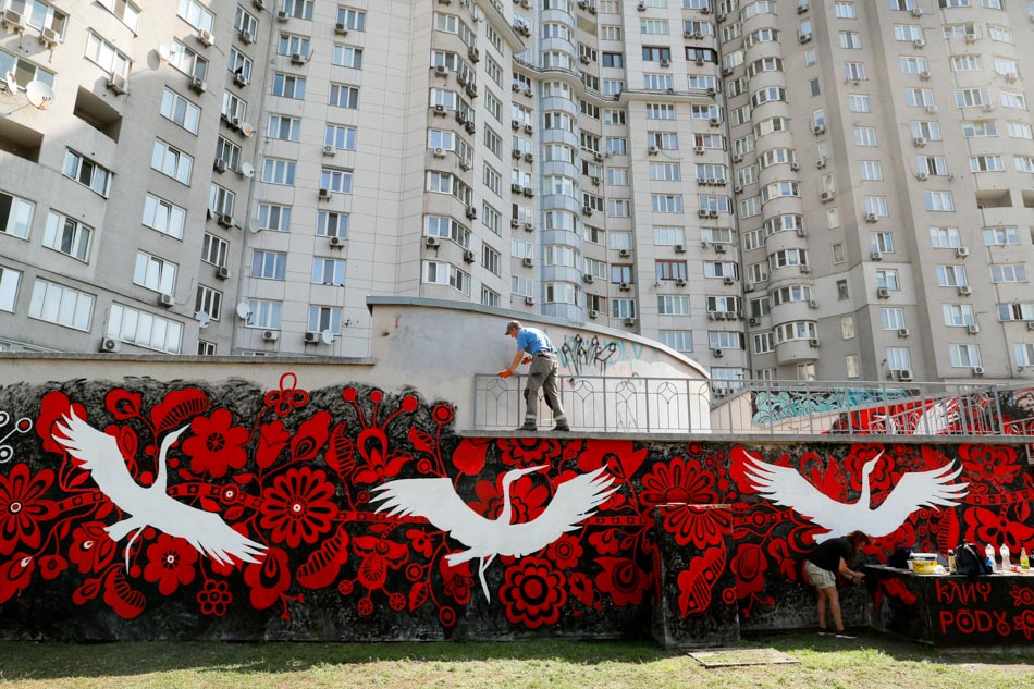 Street artists show support for Ukraine