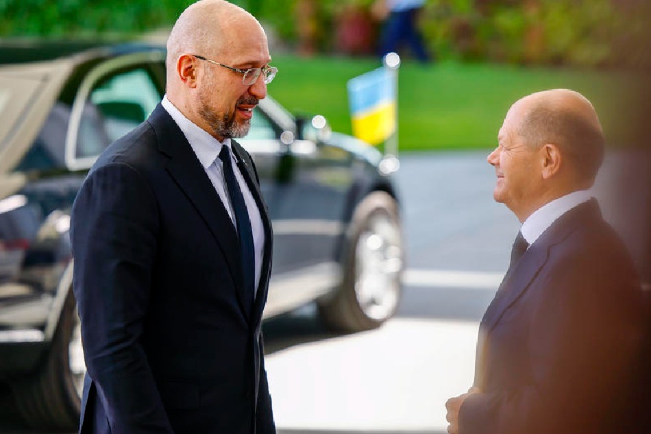 German Chancellor Olaf Scholz (R) welcomes Ukrainian Prime Minister Denys Shmyhal (L) befoire reviewing the honour guard at the Chancellery in Berlin, Germany, 04 September 2022. Hannibal Hanschke, EPA