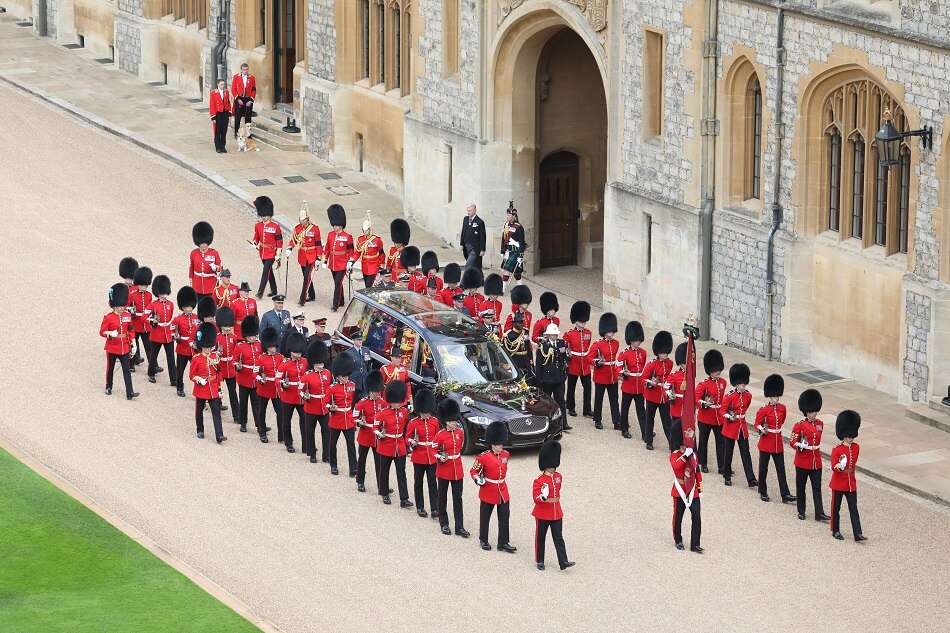 A handout picture provided by the British Ministry of Defence (MoD) showing the coffin of Her Majesty arriving in the State hearse at Windsor Castle following a State Funeral Procession of Queen Elizabeth II in London, in Windsor, Britain, September 19, 2022. EPA-EFE/Cpl Nicholas Egan RAF/BRITISH MINISTRY OF DEFENCE/HANDOUT