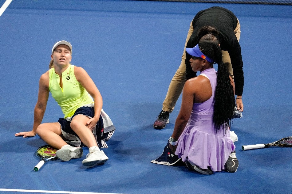 Naomi Osaka (R) of Japan sits on the floor to check on Daria Saville (L) of Australia after she falls from pain in her left knee during a match of the Pan Pacific Open tennis tournament in Tokyo, Japan, 20 September 2022. Osaka won the match after Saville retired due to the injury. Kimimasa Mayama, EPA-EFE
