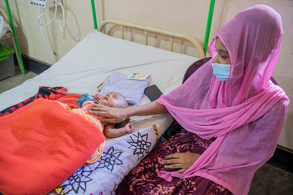 Shajeeda Akhtar with her son, who had breathing difficulties, at a Doctors Without Borders’ hospital in the refugee camp. Photo sourtesy of Doctors Without Borders