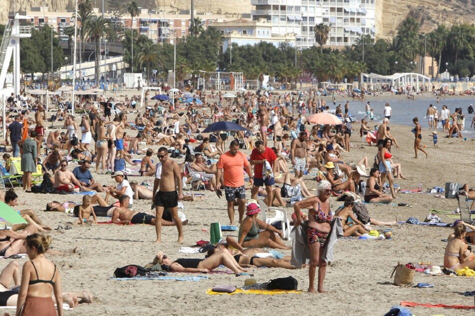 People spend the day at Postiguet beach on an unusually warm autumn day in Alicante, Spain, October 24, 2022. Morell, EPA-EFE