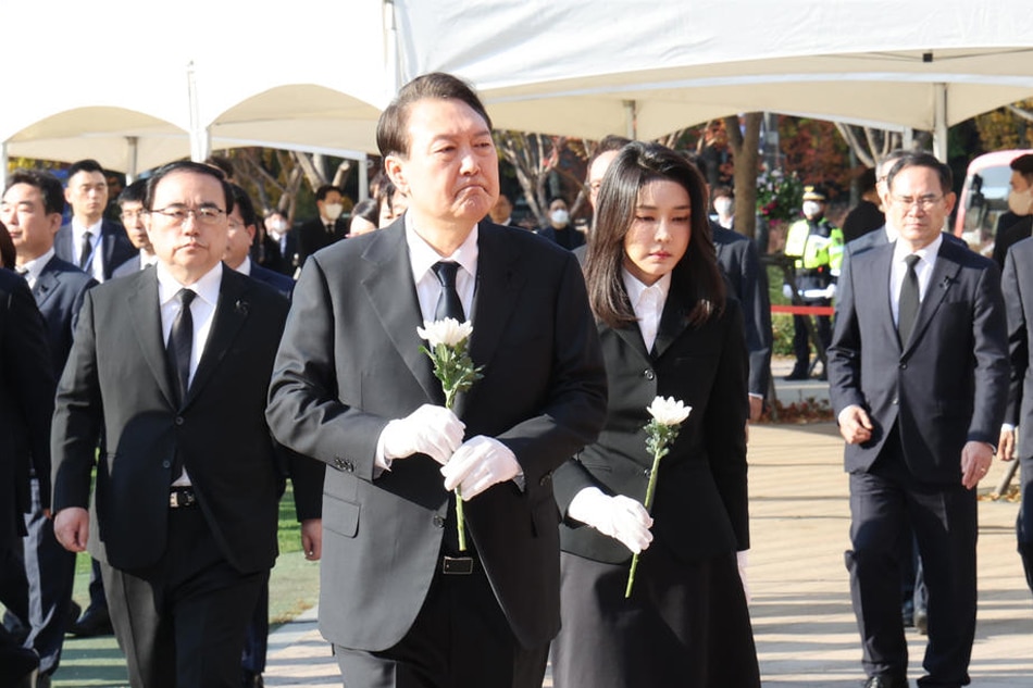 South Korean President Yoon Suk-yeol and his wife, Kim Keon-hee, offer flowers at a joint memorial altar for the victims of a crowd crush in Itaewon district, in Seoul on October 31, 2022. Yonhap, EPA-EFE