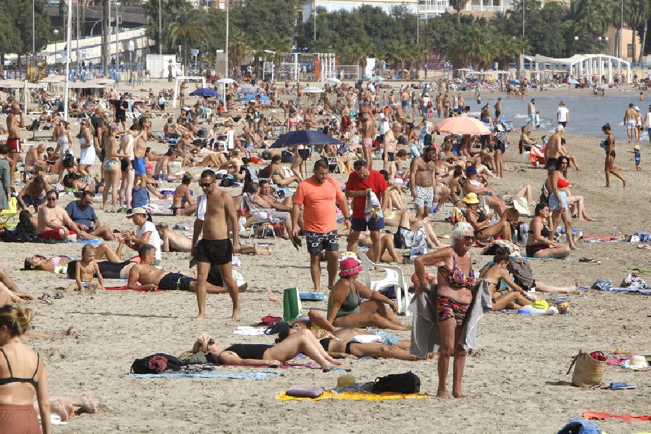 A crowded Malvarrosa beach during the second heat wave in Valencia, Spain, July 9, 2022. Juan Carlos Cardenas, EPA-EFE/file
