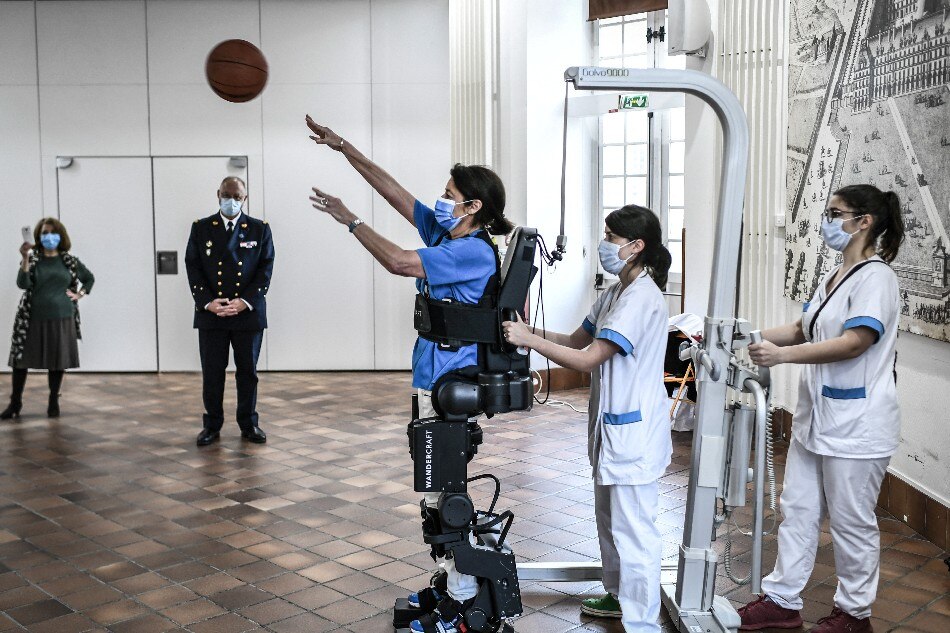 A doctor experiences an exoskeleton during a demonstration at the Invalides hospital in Paris, on November 9, 2022. STEPHANE DE SAKUTIN / AFP