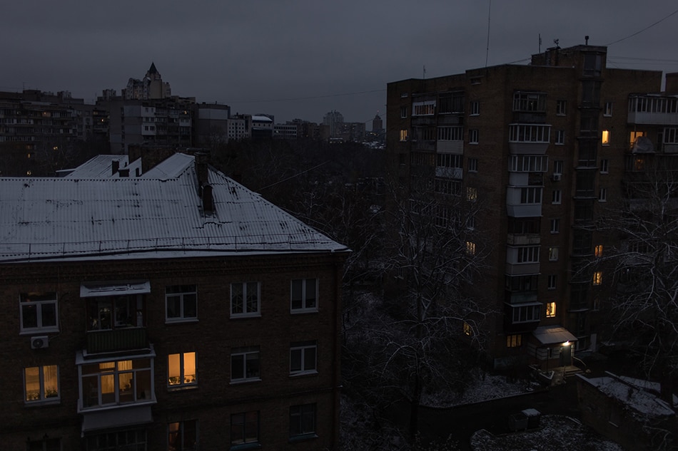 The first snow of the season covers residential buildings' roofs during a blackout in Kyiv (Kiev), Ukraine, 17 November 2022. The approach of winter will bring tougher conditions to Ukraine including heavy mud, snow and freezing cold that will make operations more difficult for both sides in the war. Russian troops entered Ukraine on 24 February 2022, starting a conflict that has provoked destruction and a humanitarian crisis. EPA-EFE/ROMAN PILIPEY