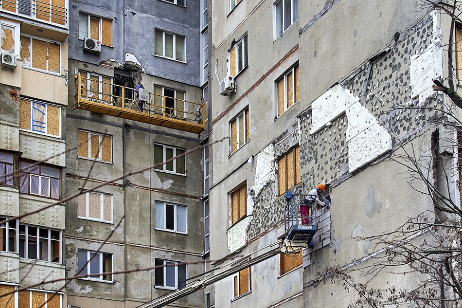 Communal workers repair a residential building damaged by shelling to prepare it for the coming winter in the North Saltivka district in Kharkiv, Ukraine, 22 November 2022 amid Russia's military invasion. Kharkiv and surrounding areas have been the target of heavy shelling since February 2022, when Russian troops entered Ukraine starting a conflict that has provoked destruction and a humanitarian crisis. At the beginning of September, the Ukrainian army pushed Russian forces from occupied territory northeast of the country in counterattacks. EPA-EFE/SERGEY KOZLOV
