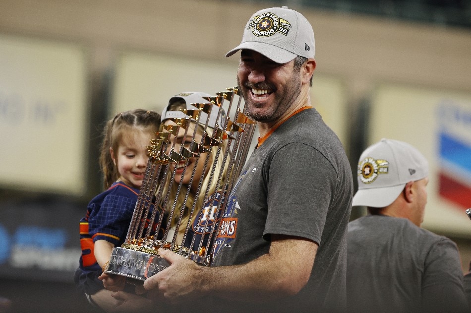 Photo: Astros players hold Commissioner's Trophy in the World