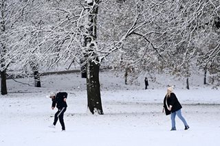 Heavy snow disrupts UK, 3 boys die in frozen lake