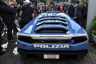 Italian police transport organs in Lamborghini supercar