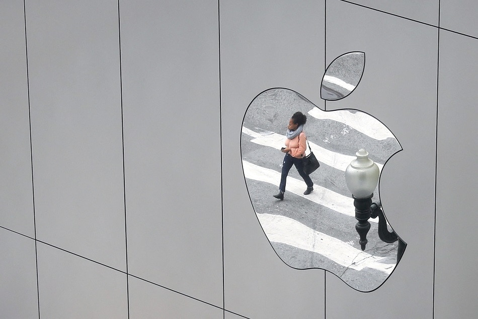 apple-becomes-first-company-to-hit-3-trillion-market-value-then-slips