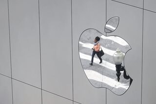 Apple becomes first company to hit $3 trillion market value, then slips