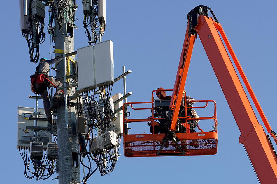 A contract crew from Verizon installs 5G telecommunications equipment on a tower in Orem, Utah, U.S. December 3, 2019. Picture taken December 3, 2019. George Frey, Reuters//File Photo