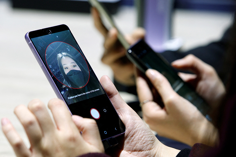 Attendees look over the Samsung Galaxy S21 FE phones during CES 2022 at the Las Vegas Convention Center in Las Vegas, Nevada, U.S. January 5, 2022. Steve Marcus, Reuters