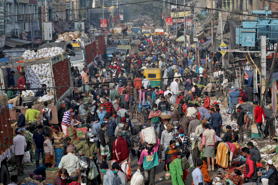 People shop in a crowded market amidst the spread of COVID-19 in Kolkata, India, Jan. 6, 2022. Rupak De Chowdhuri, Reuters