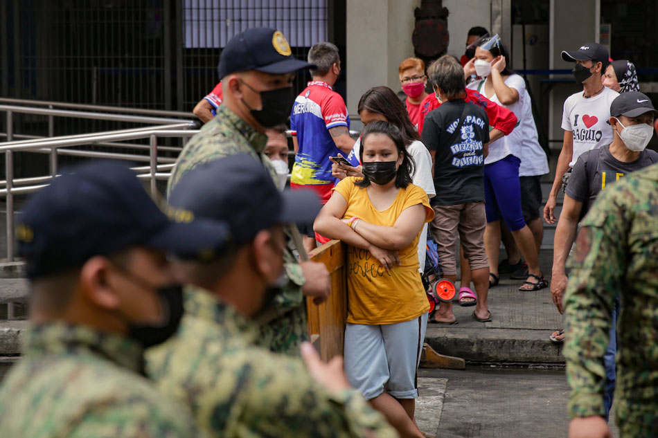  Churchgoers are kept several meters away from the Quiapo Church on Jan. 7, 2021 in the absence of face-to-face Masses. George Calvelo, ABS-CBN News