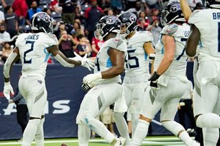 Titans clinch top seed, Steelers boost playoff hopes