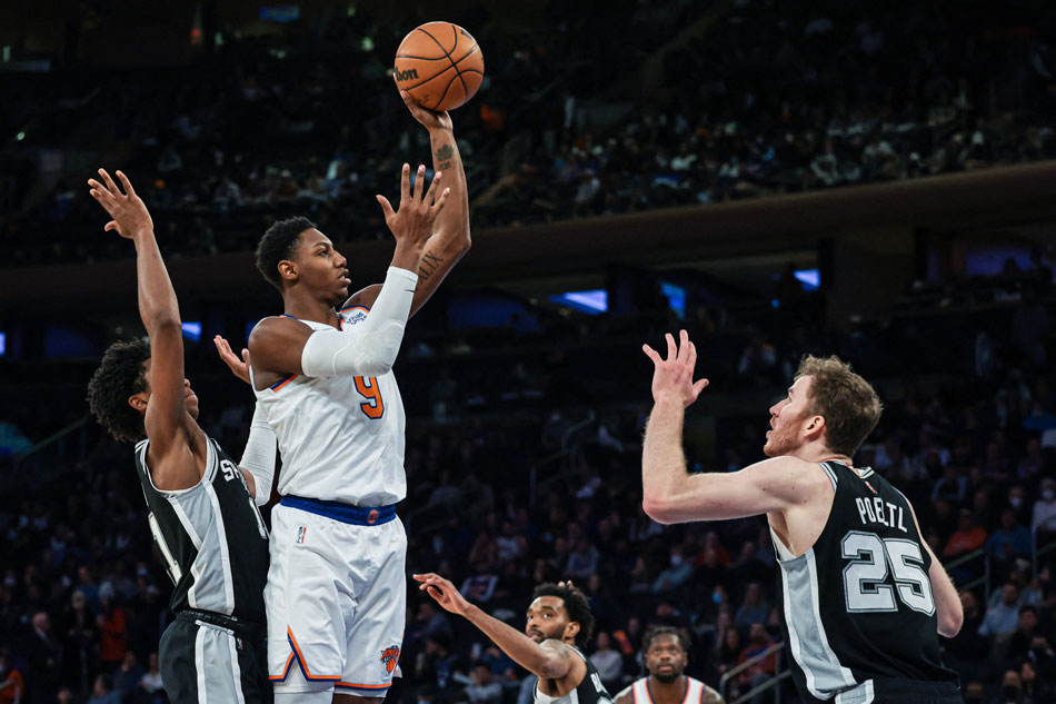 New York Knicks guard RJ Barrett (9) shoots the ball against San Antonio Spurs center Jakob Poeltl (25) and guard Joshua Primo (11) during the second half at Madison Square Garden. Vincent Carchietta, USA TODAY Sports/Reuters.