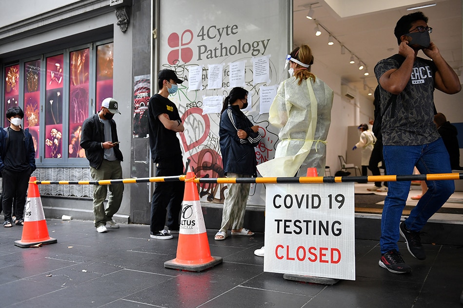 People queue at a walk-in coronavirus disease (COVID-19) testing site in Melbourne, Australia January 5, 2022. AAP Image/Joel Carrett via Reuters