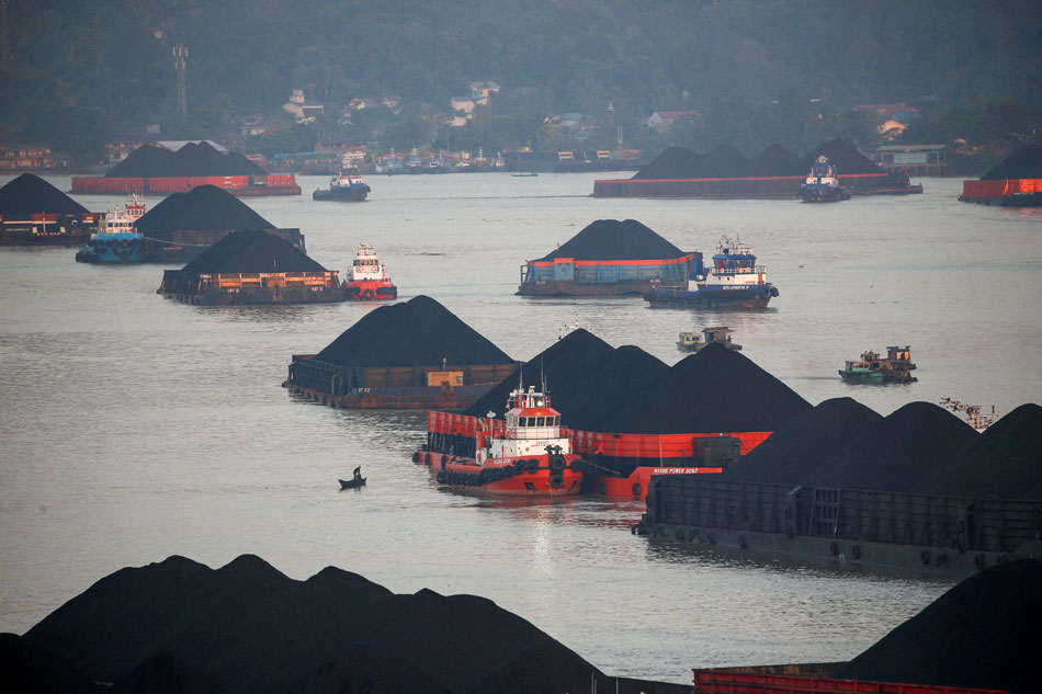 Coal barges are pictured as they queue to be pulled along Mahakam river in Samarinda, East Kalimantan province, Indonesia, August 31, 2019. Picture taken August 31, 2019. REUTERS/Willy Kurniawan/File Photo 