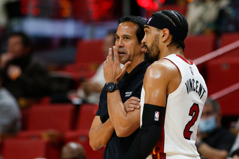 Heat head coach Erik Spoelstra talks to guard Gabe Vincent in their game against Atlanta on January 14, 2022. Sam Navarro, USA Today Sports/Reuters